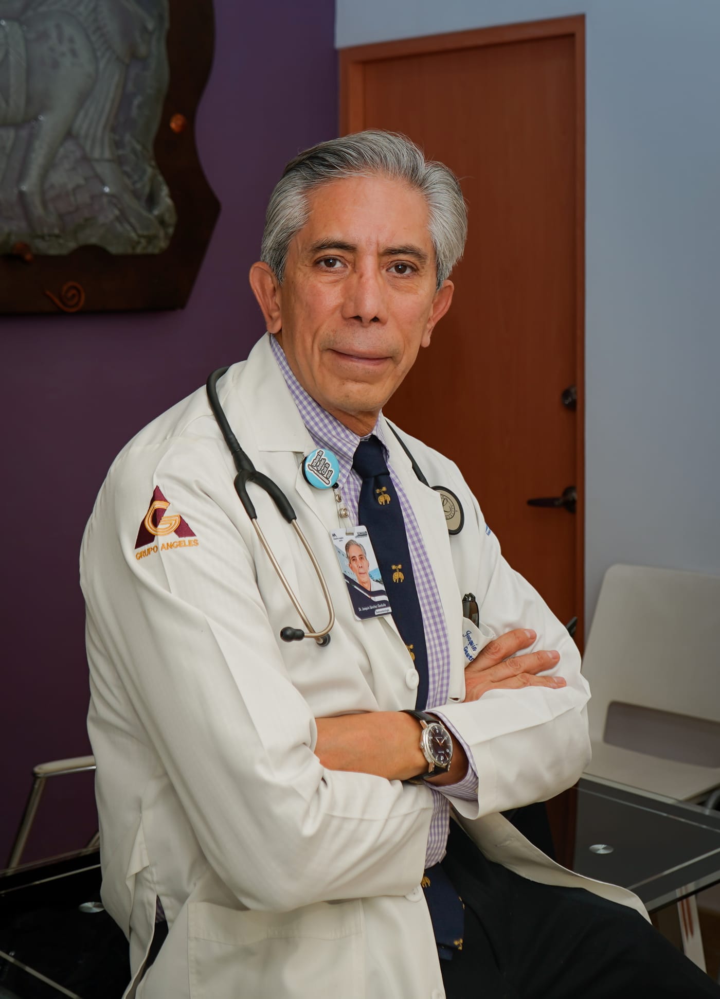 Dr. Joaquín Sánchez Garduño explicando un caso en consulta